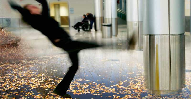 Antirutschbehandlung für Steinböden, Beton und Fliesen Ein Mann rutscht auf nassen Laub aus.