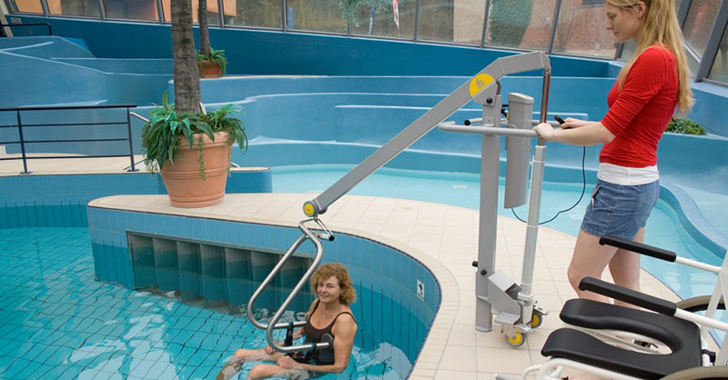 Mit dem Poollift hinein ins erfrischende Nass Poollift