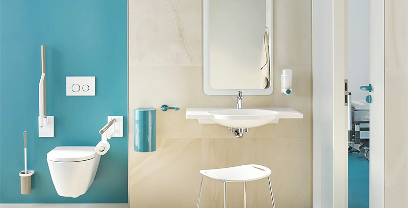 Waschtisch und WC mit kontrastreichem Hintergrund