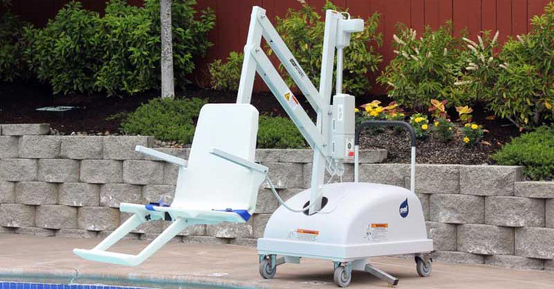 Mit dem mobilen Schwimmbadlift hinein in das erfrischende Nass Freibad Poollift
