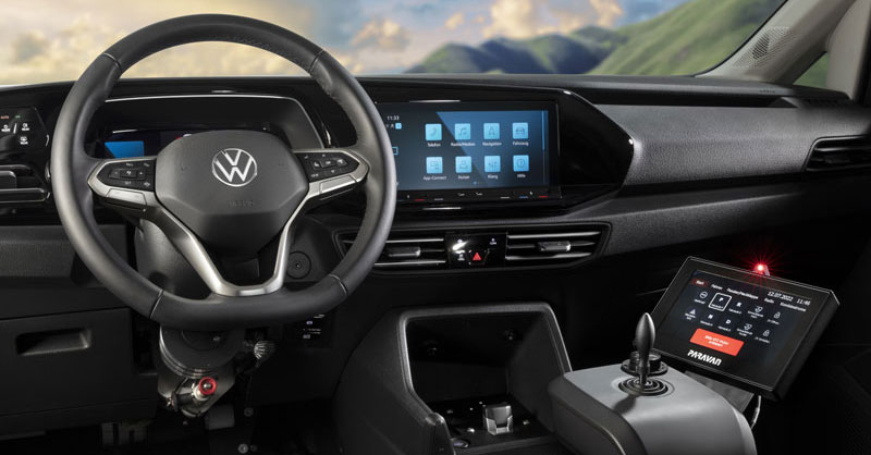 Innenraum eines PKW mit Joystick und Touch Display