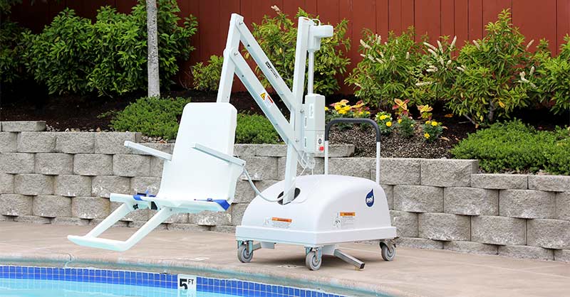 Mobiler Schwimmbadlifter am Pool