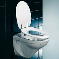 WC-Sitz mit Deckel und Spritzblende auf einem WC