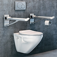 WC mit zwei Stützklappgriffen