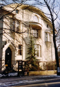 Typisches Beispiel einer Villa, wo Erker und Balkone nur schmückendes Beiwerk an der Fassade sind.