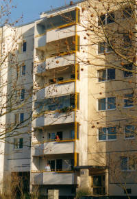Balkone mit einer neuen Brüstungskonstruktion bei Beibehaltung der Loggienwände, dennoch mit einer Grundrissvergrößerung