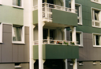 zusätzlich vorgestellte Balkone