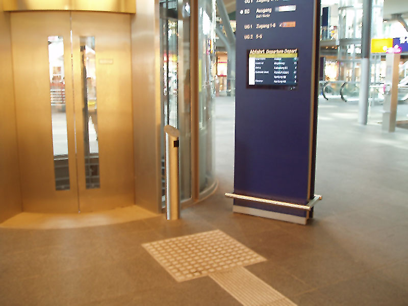 Systemelemente: Leitstreifen, akustische Anforderungssäule, Info-Monitor (PW)