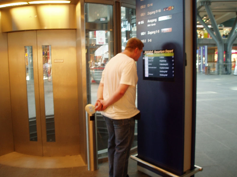 Frei zugänglicher Info-Monitor (PW)
