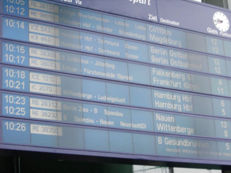 Schlecht leserliche Abfahrtstafel (PW)
