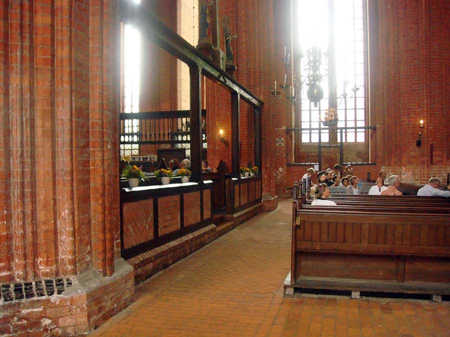 Stufen zur festen Bestuhlung sind für viele nicht leicht zu bewältigen Foto:Matthias Brinker St. Nikolai Wismar, Mittelschiff