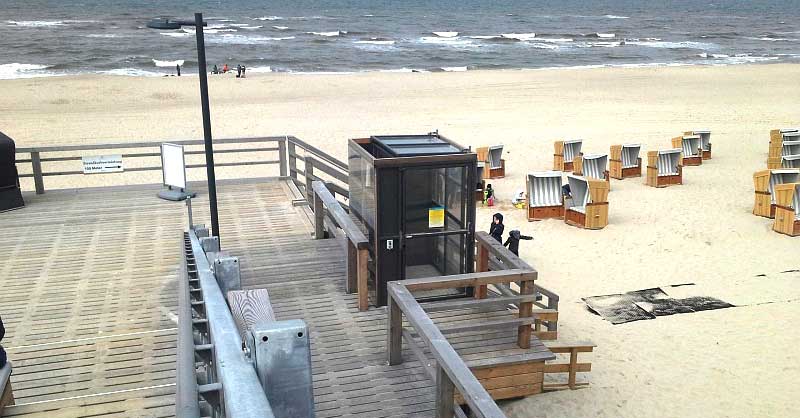 Chancen im Tourismus: Inhouse-Seminar Barrierefreiheit mit baulichen, wirtschaftlichen und dienstleistungsbezogenen Aspekten. per Rollstuhl mit dem Lift zum Strand auf Sylt