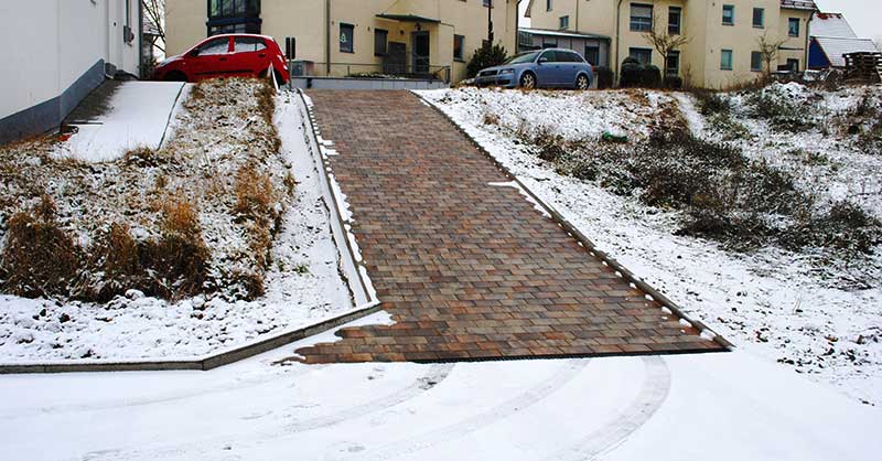 eine freie Zufahrt in einer verschneiten Umgebung