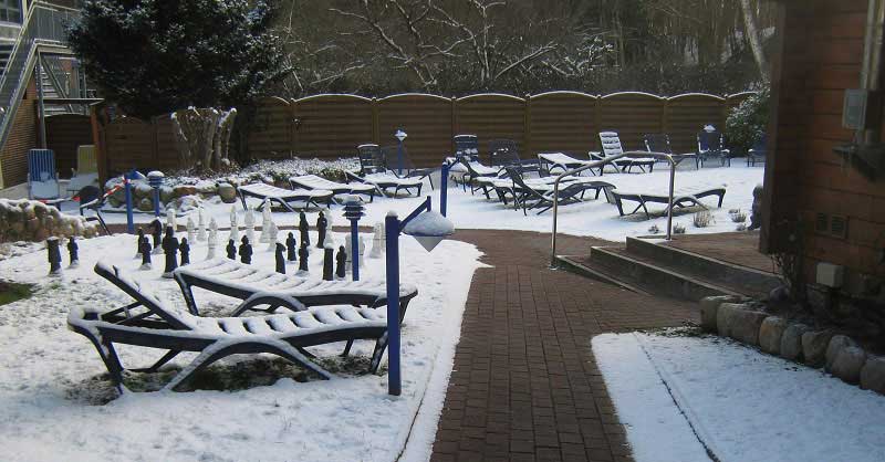 Wann fällt der erste Schnee? schneefreier Weg zum Haus