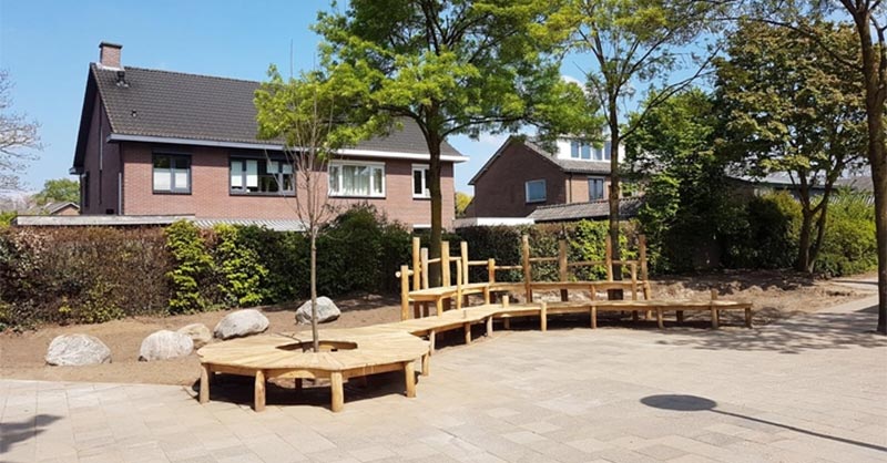 Holzkonstruktion zum Sitzen und Toben