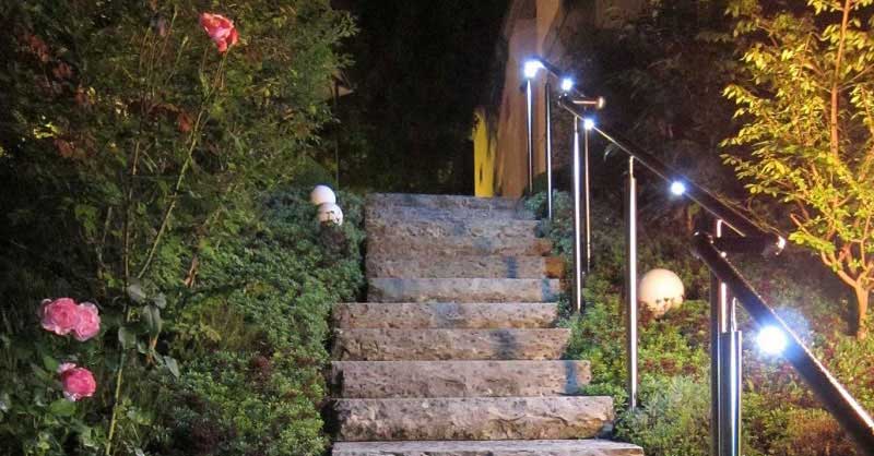 Ein Handlauf mit Licht sorgt für Sicherheit bei Dunkelheit Ein in der Nacht beleuchteter Handlauf einer gewendelten Treppe