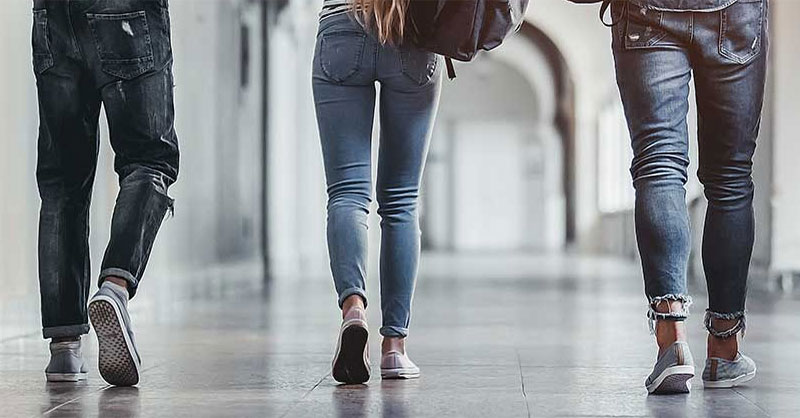 Schüler laufen über den Schulfur