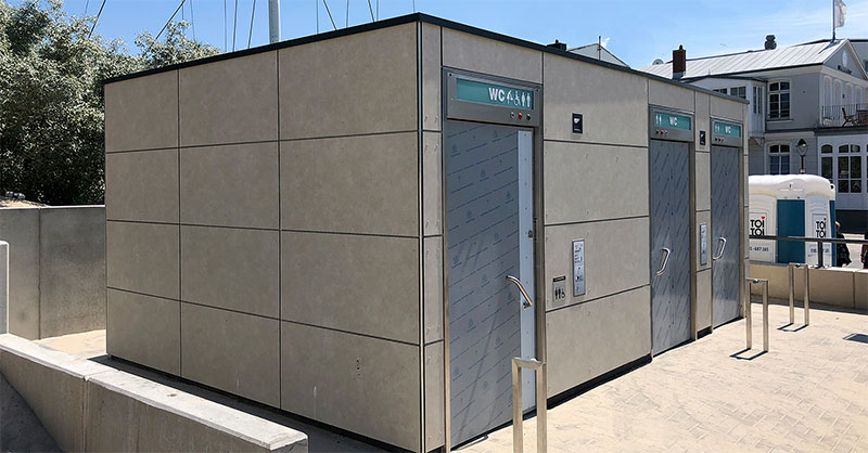 City-WC mit Pflegeliege, rollstuhlgerechten und nicht-barrierefreien Kabinen in Warnemünde