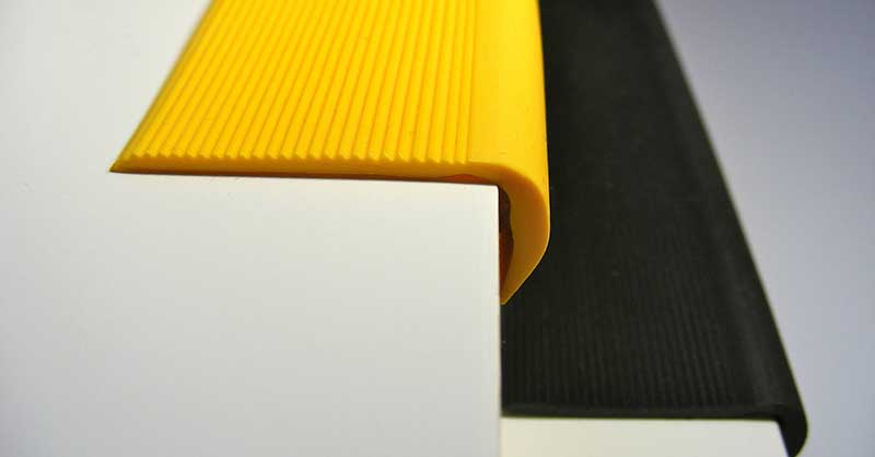 Stufenprofil aus Desmopan® in L-Form markiert Setz- und Trittstufe.