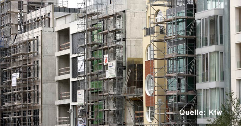 Mehr Pragmatismus beim Wohnungsbau Baugerüste vor Rohbauten moderner Stadthäuser in unterschiedlichen Architekturstilen