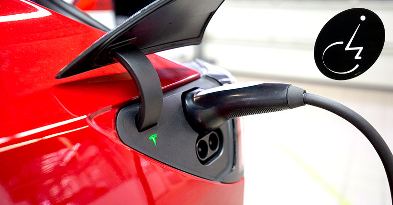 behindertgerecht umgebauter Tesla Ladestecker an an einem behindertgerechten umgebauten Tesla