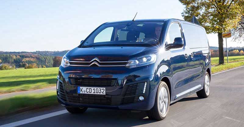 Behindertengerechtes Auto günstig mieten und ab in den Urlaub! Ein SUV auf einer Landstraße