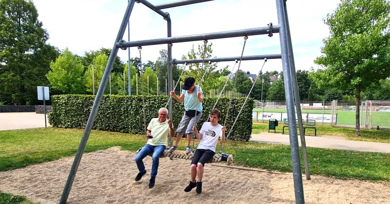 Öffentliche Räume attraktiver gestalten und Bewegung fördern Vater mit 2 Kindern auf der Schaukel