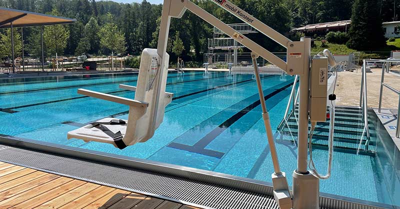 fest verankerter Schwimmbadlifter im Freibad