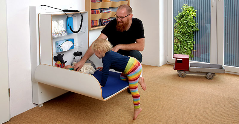 Die Wickeltische sind in der Höhe von 30 cm bis 102 cm stufenlos verstellbar