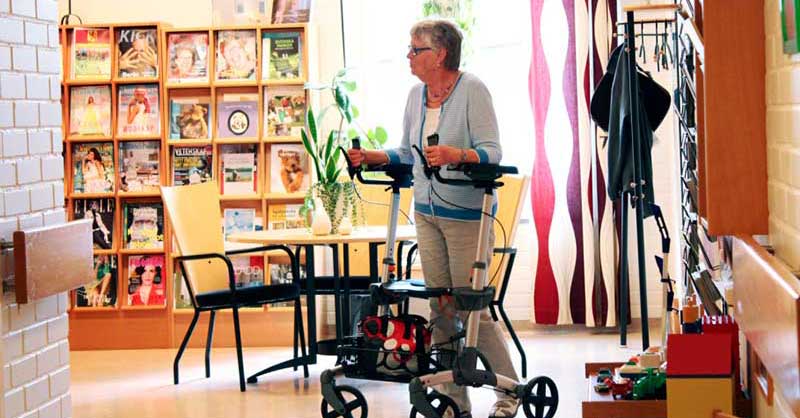 Frau mit Arthritisrollator mit Unterarmstützen