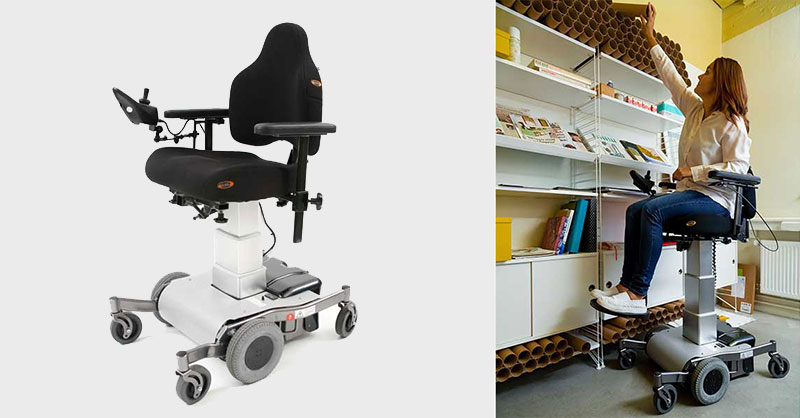 Gesundheitsrisiko - Sitzen im Büro Frau im hochgefahrenem Rollstuhl