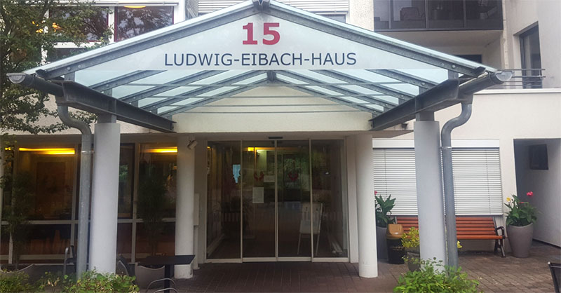 Eingang des Ludwig-Eibach-Hauses, ein Seniorenzentrum in Wiesbaden