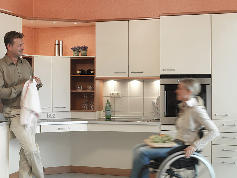 Mann und Frau im Rollstuhl in der Küche